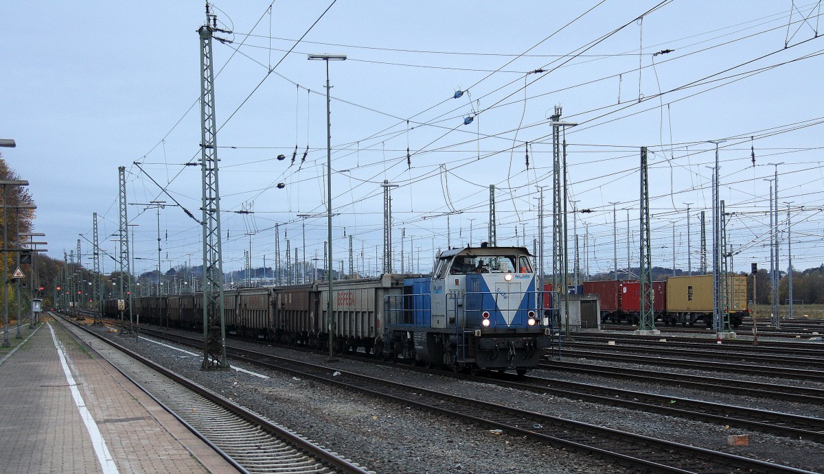 Die V105  Sally  von der Rurtalbahn fährt mit einem kurzen Bleizug aus Antwerpen-Lillo(B) nach Stolberg-Hammer. 
Aufgenommen vom Bahnsteig in Aachen-West.
Bei Sonne und Regenwolken am Nachmittag vom 6.11.2015. 
