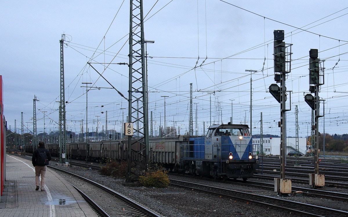 Die V105  Sally  von der Rurtalbahn fährt mit einem kurzen Bleizug aus Antwerpen-Lillo(B) nach Stolberg-Hammer bei der Ausfahrt in Aachen-West und fährt in Richtung Aachen-Schanz,Aachen-Hbf,Aachen-Rothe-Erde,Stolberg-Hbf(Rheinland). 
Aufgenommen vom Bahnsteig in Aachen-West.
Bei Sonne und Regenwolken am Nachmittag vom 6.11.2015. 