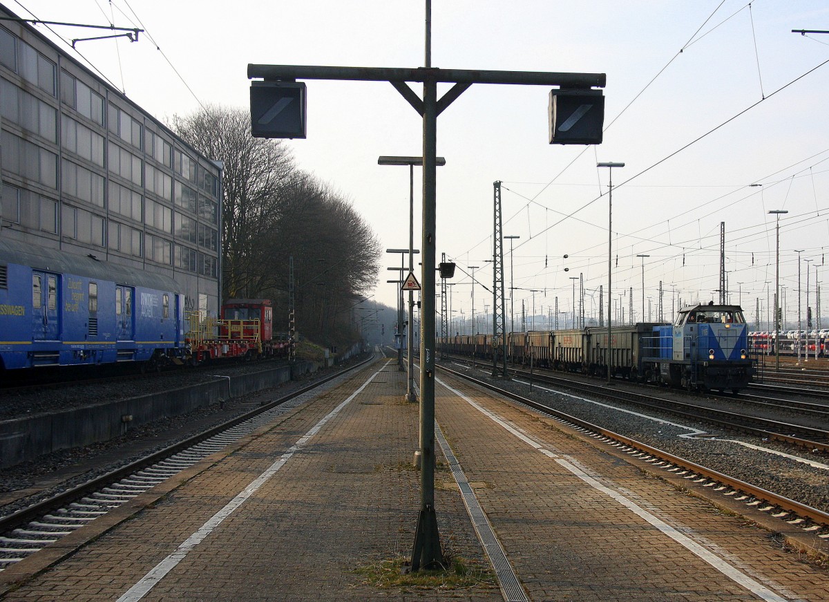 Die V105  Sally  von der Rurtalbahn steht in Aachen-West mit einem kurzen Bleizug aus Antwerpen-Lillo(B) nach Stolberg-Hammer und wartet auf die Abfahrt nach Stolberg-Hbf. Aufgenommen vom Bahnsteig in Aachen-West bei schönem Frühlingswetter am Nachmittag vom 16.3.2015.