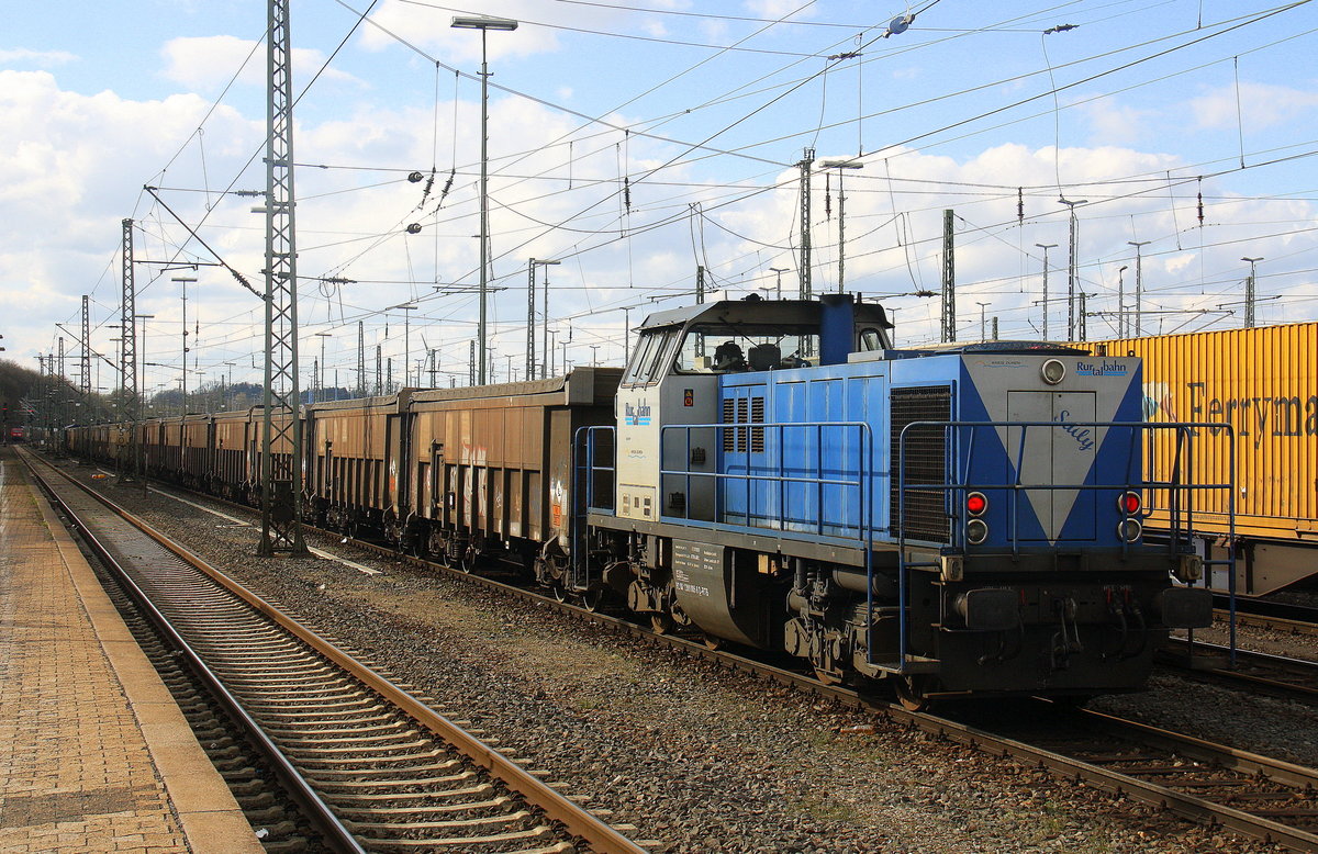 Die V105  Sally  von der Rurtalbahn steht in Aachen-West mit einem kurzen Bleizug aus Antwerpen-Lillo(B) nach Stolberg-Hammer und wartet auf die Abfahrt nach Stolberg-Hbf. 
Aufgenommen vom Bahnsteig in Aachen-West. 
Bei Sonne und Wolken am Nachmittag vom 4.4.2016.