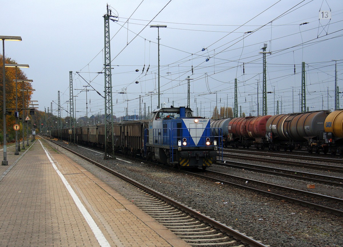 Die V107 von der Rurtalbahn fährt  mit einem kurzen Bleizug aus Antwerpen-Lillo(B) nach Stolberg-Hammer.
Aufgenommen vom Bahnsteig in Aachen-West. 
Bei Regenwolken am Nachmittag vom 4.11.2015.