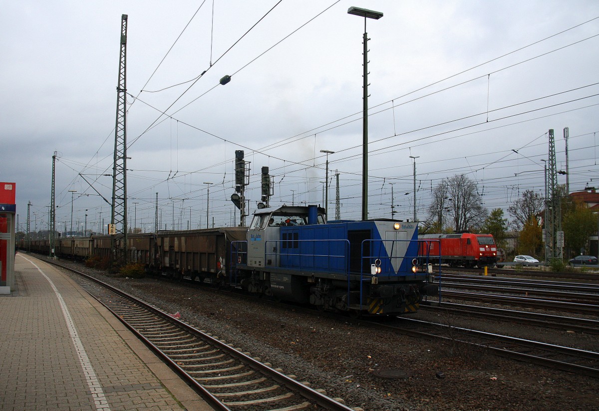 Die V107 von der Rurtalbahn fährt mit einem kurzen Bleizug aus Antwerpen-Lillo(B) nach Stolberg-Hammer bei der Ausfahrt in Aachen-West und fährt in Richtung Aachen-Schanz,Aachen-Hbf,Aachen-Rothe-Erde,Stolberg-Hbf(Rheinland). Aufgenommen vom Bahnsteig in Aachen-West. 
Bei Regenwolken am Nachmittag vom 4.11.2015.