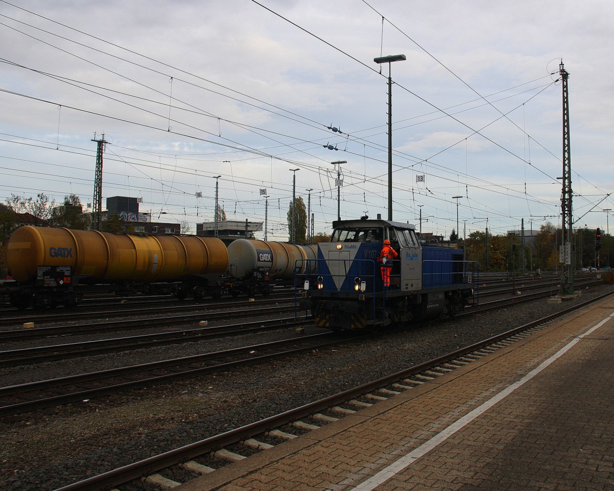 Die V107 von der Rurtalbahn rangiert in Aachen-West. 
Aufgenommen vom Bahnsteig in Aachen-West.
Bei Sonne und Regenwolken am Nachmittag vom 4.11.2015.