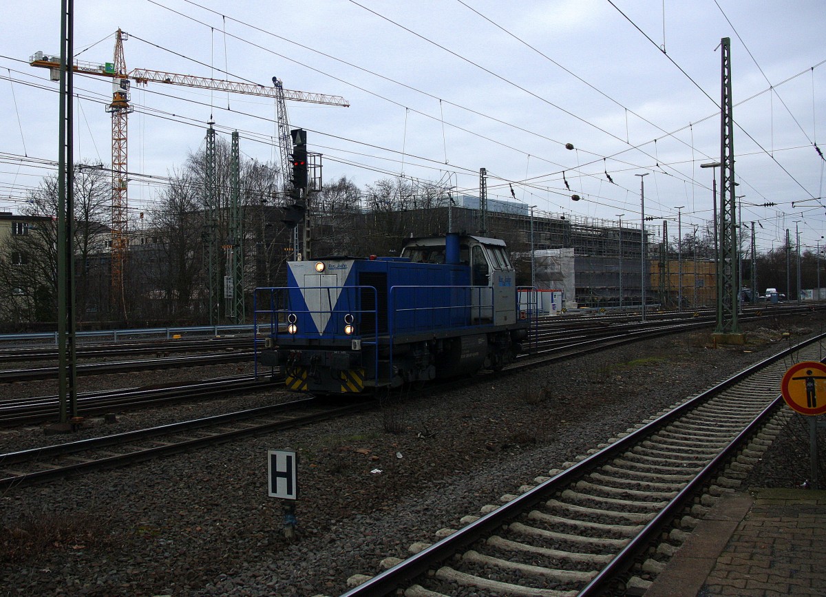 Die V107 von der Rurtalbahn rangiert in Aachen-West.
Aufgenommen vom Bahnsteig in Aachen-West bei Wolken am Nachmittag vom 16.1.2015.