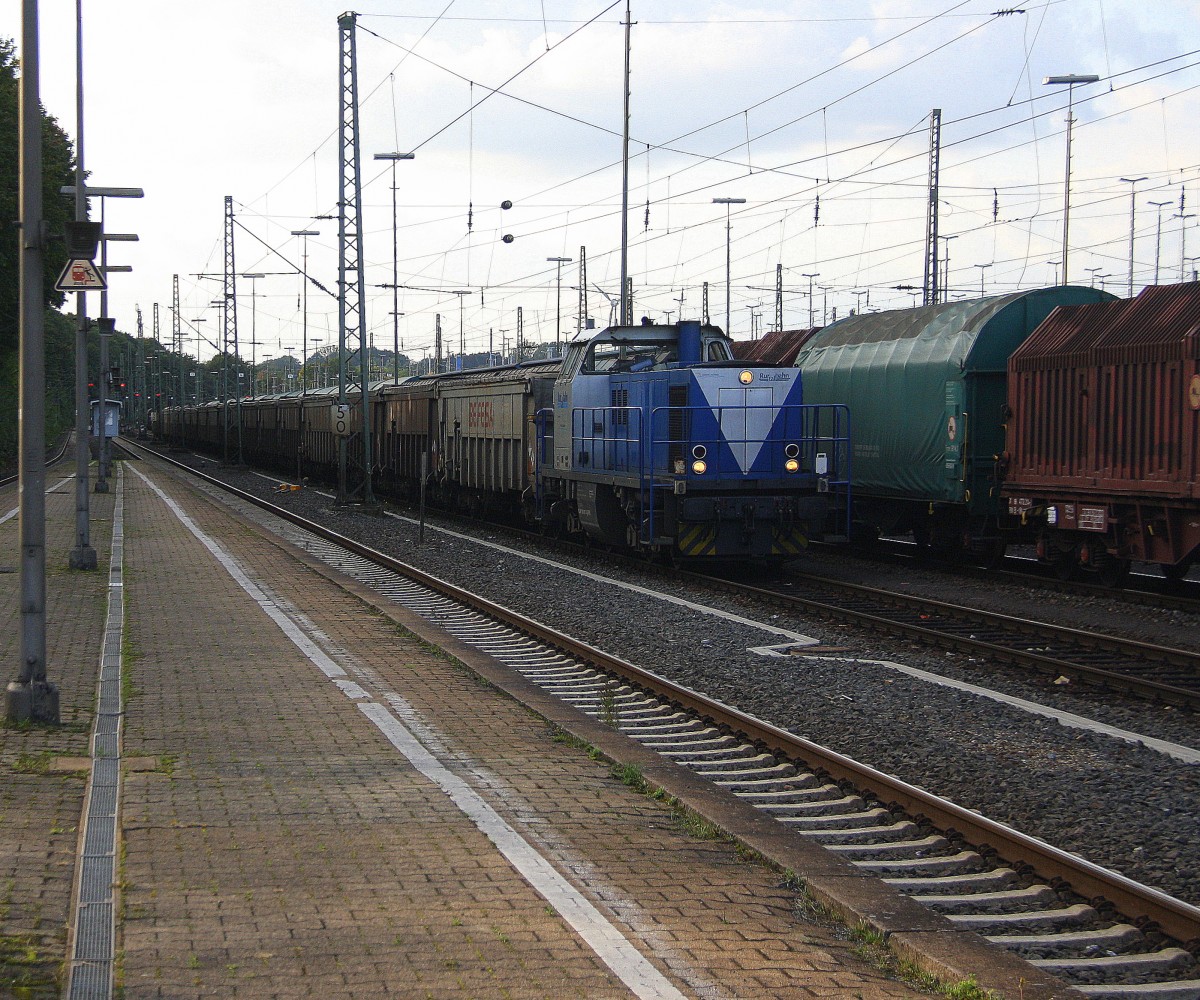 Die V107 von der Rurtalbahn steht in Aachen-West mit einem kurzen Bleizug aus Antwerpen-Lillo(B) nach Stolberg-Hammer und wartet auf die Abfahrt nach Stolberg-Hbf. Aufgenommen vom Bahnsteig in Aachen-West.
in der Abendsonne am Abend vom 25.9.2015. 