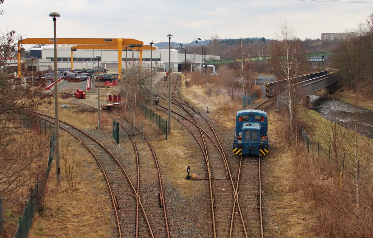 Die V10B von Plauen Stahl ist am 08.03.17 beim Rangieren in Plauen/V. zu sehen.