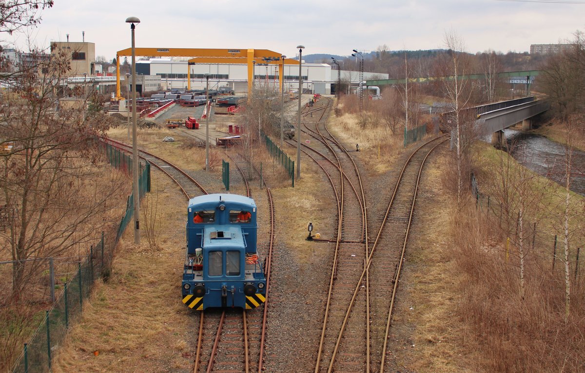 Die V10B von Plauen Stahl ist am 08.03.17 beim Rangieren in Plauen/V. zu sehen.