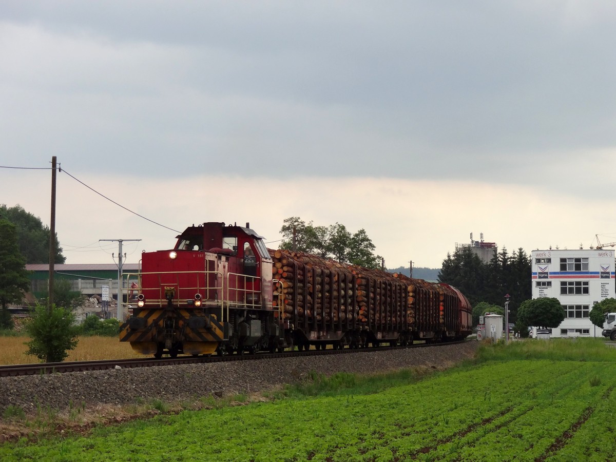 Die V151 der Hohenzollerischen Landesbahn AG hatte am 27.6.14 zusammen mit einer Gravita am Zugschluss den Salzzug über die recht selten befahrene KBS767 gebracht.
Aufgenommen bei Rangendingen. 