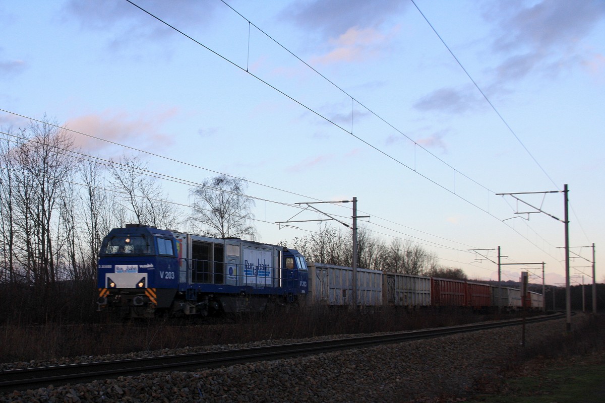 Die V203 von der Rurtalbahn kommt aus Richtung Aachen-West mit einem Kurzen Schrottzug von Aachen-West nach Belgien und fährt in Richtung Montzen-Gare(B). Aufgenommen in Moresnet(B) kurz vor dem Viadukt in der schönen Wintersonne am 10.1.2014.