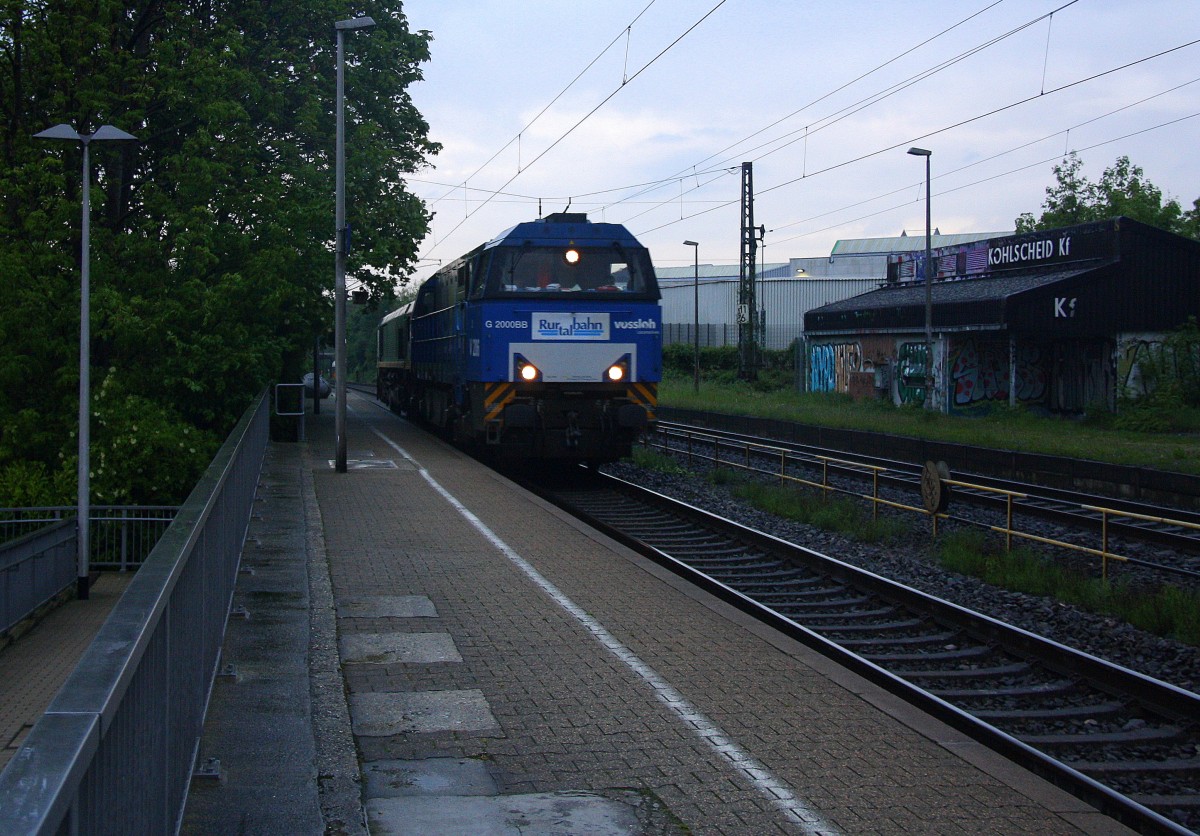 Die V206 und die Class 66 PB17 beide von der Rurtalbahn und kommen als Lokzug aus Richtung Herzogenrath die Kohlscheider-Rampe hoch und fahren durch Kohlscheid  in Richtung Richterich,Laurensberg ,Aachen-West in der Abendstimmung am Abend vom 6.5.2014.