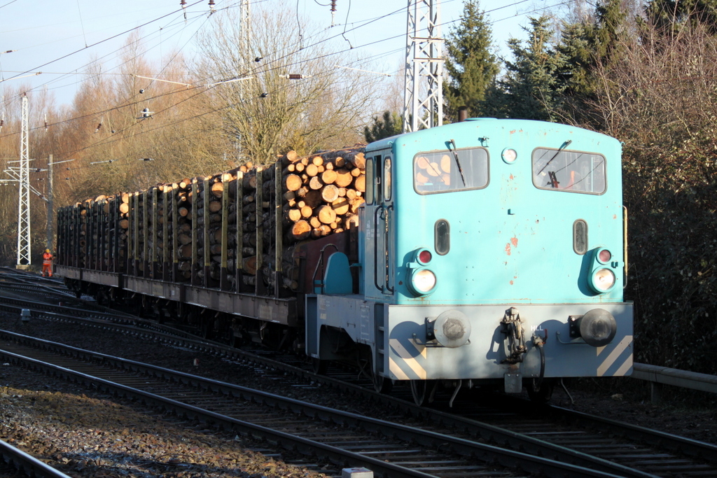 Die V22(Werklok 2)vom Rostocker Fracht und Fischereihafen(RFH)mit dem Spitznamen Gordon stellte am Morgen des 28.02.2015 den Holzzug Rostock-Stendal im Bahnhof Rostock-Bramow zusammen.