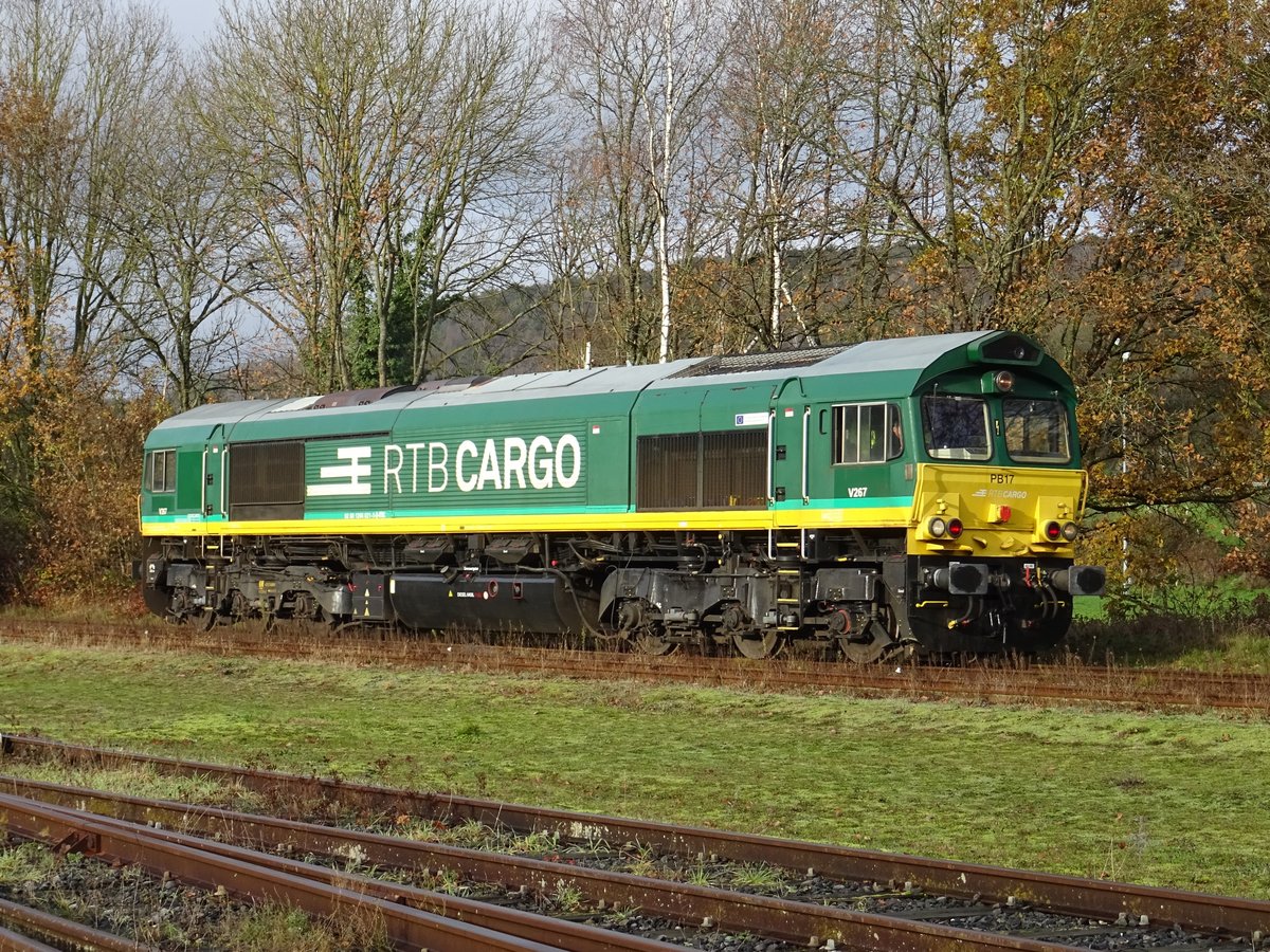 Die V267 der RurtalbahnCargo im Besuch bei der  Chemin de Fer à Vapeur des 3 Vallées . Hier, im Bf. Treignes, 13-12-2020