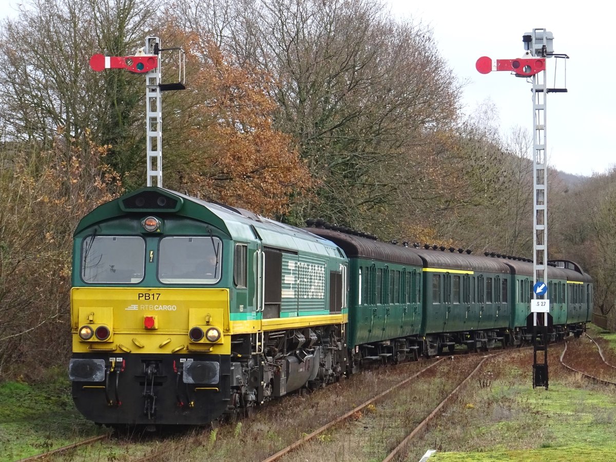Die V267 der RurtalbahnCargo im Besuch bei der  Chemin de Fer à Vapeur des 3 Vallées . Hier, im Bf. Treignes, 13-12-2020 (Fotozug für Eisenbahnfans)