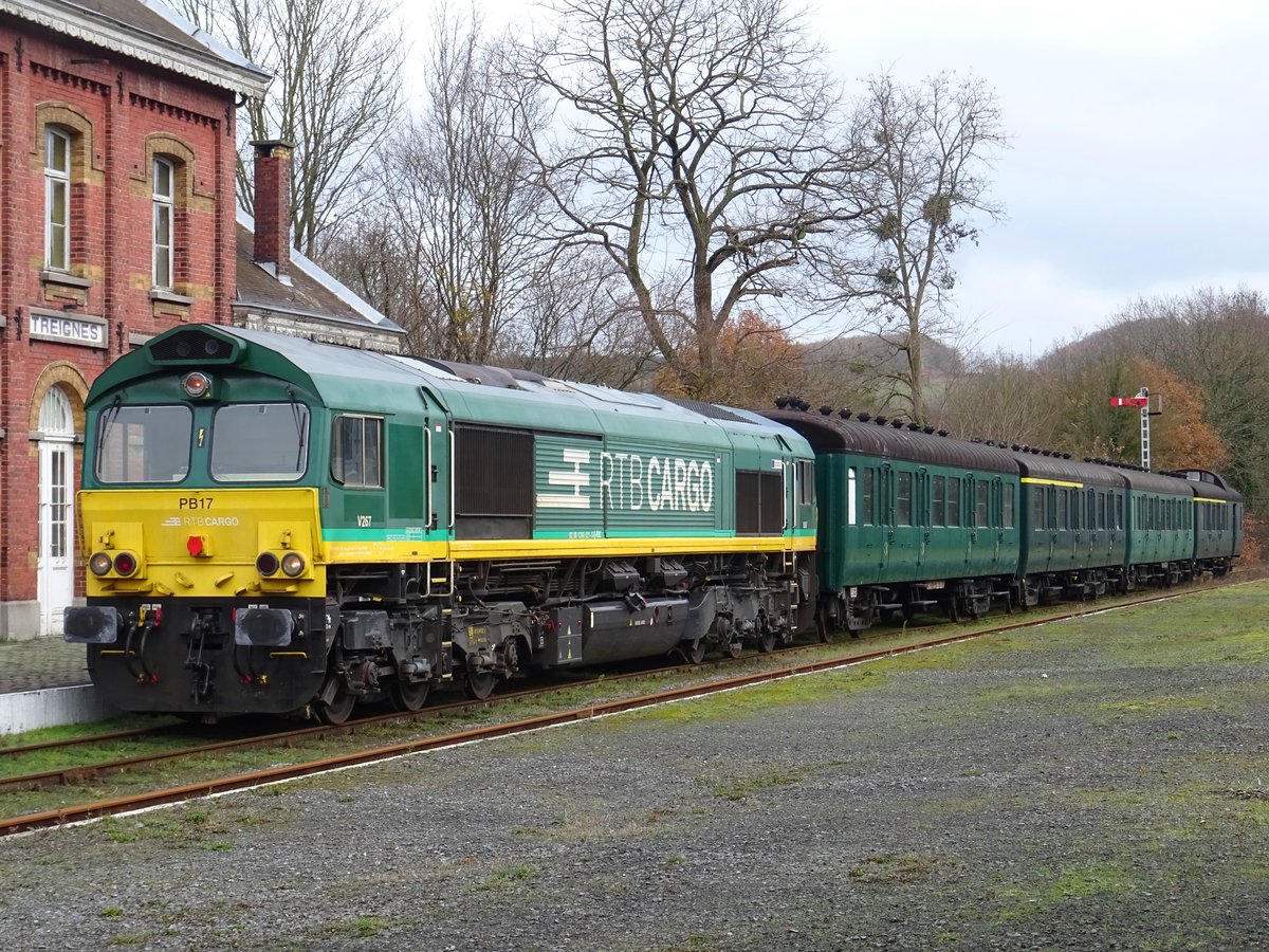 Die V267 der RurtalbahnCargo im Besuch bei der  Chemin de Fer à Vapeur des 3 Vallées . Hier, im Bf. Treignes, 13-12-2020 (Fotozug für Eisenbahnfans)