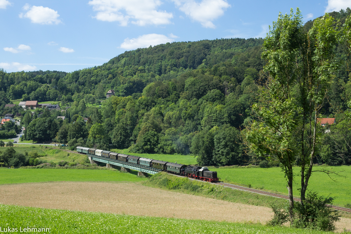 Die V36 und die 64 491 ziehen den Sonderzug der Fränkischen Schweiz über die Brücke in Streitberg am 07.08.2016