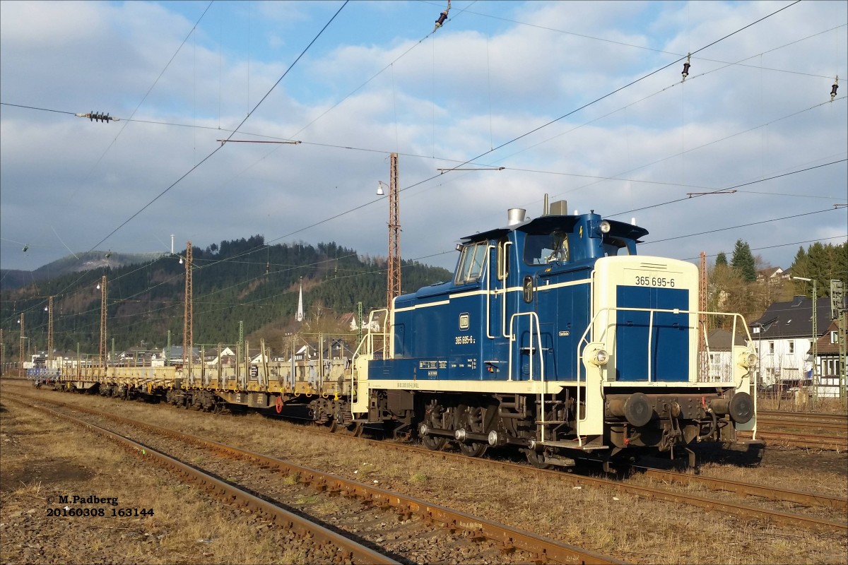 Die V60 365 695-6 der Aggerbahn im Bf. Altenhundem am 08.03.2016 mit einem Arbeitszug.98 80 3365 695-6 D AVOL