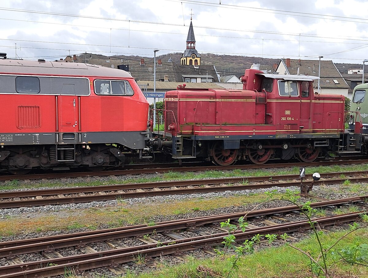 Die V60 noch mit der ersten neuen Bezeichnung 260 von 1968 im Bahnhof von Bad Hönningen am 04.04.2024.
