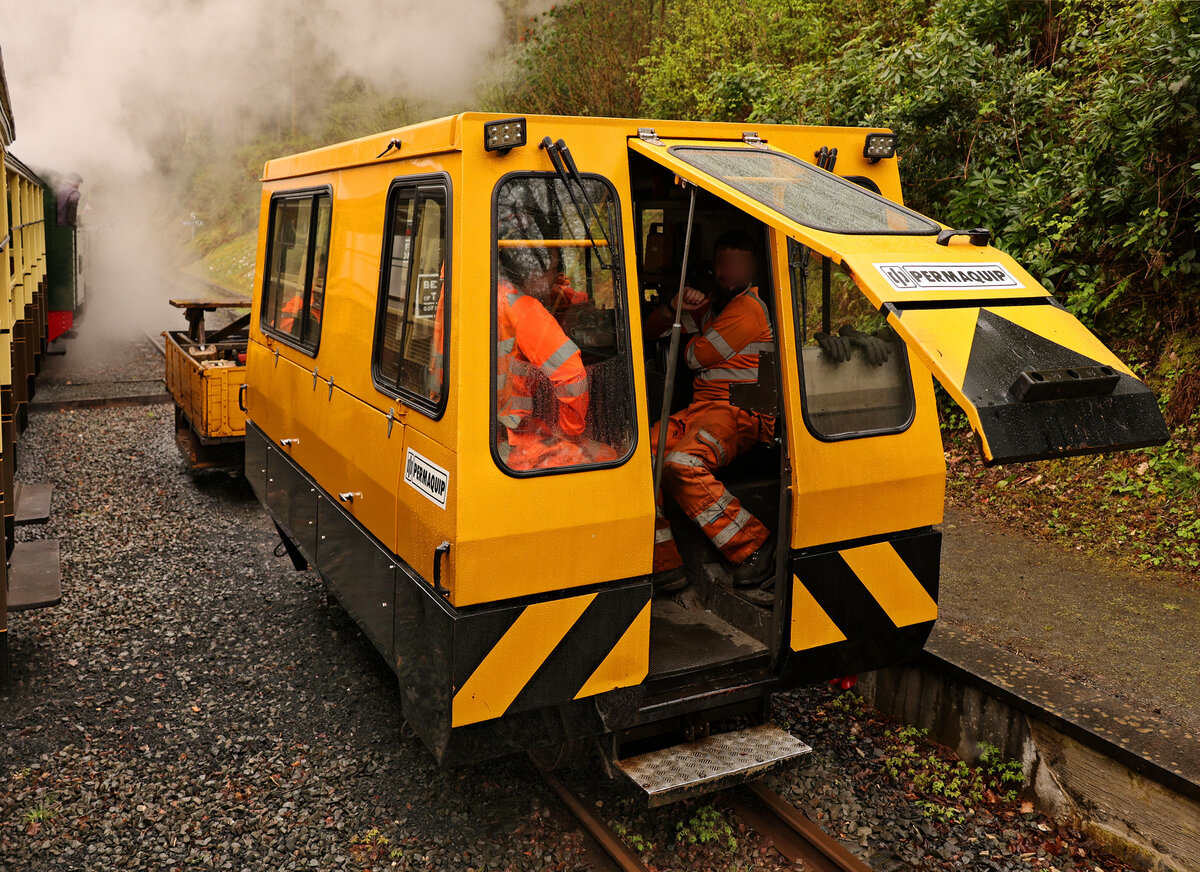 Die Vale of Rheidol Bahn in Wales. Kreuzung mit dem Unterhaltsfahrzeug in Aberffrwd, 17.April 2026 