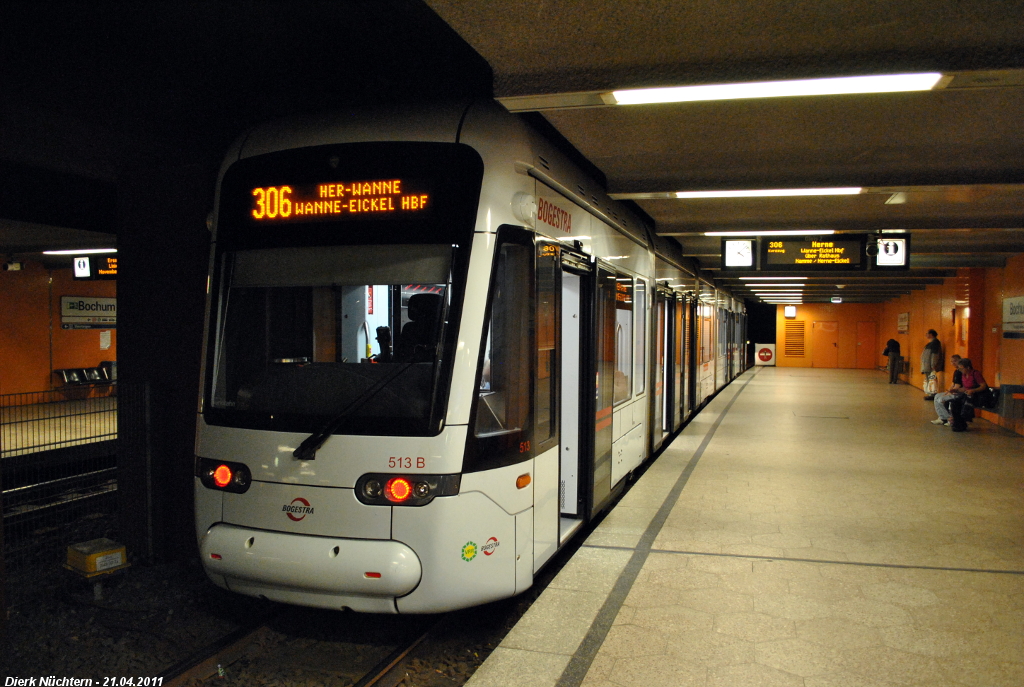 Die Variobahn 513 hat soeben das Wendegleis am Bochumer Hbf verlassen und fährt nun auf der Linie 306 nach Wanne-Eickel Hbf. Aufgenommen am 21.04.2011