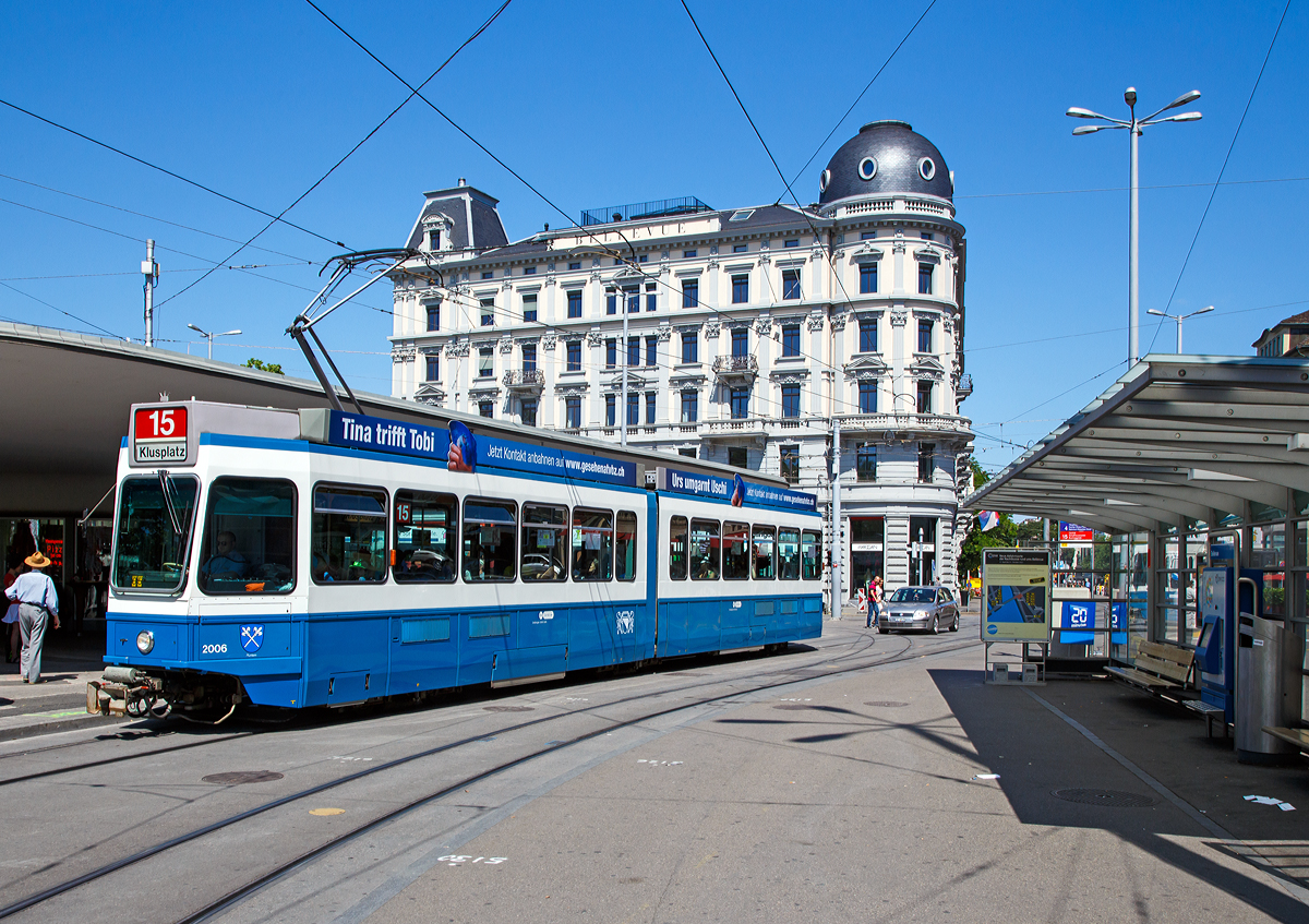 Die VBZ Tram 2000 (Be 4/6) Nr. 2006  Fluntern  (Quartier von Zürich) als Linie 15 (Bucheggplatz – Klusplatz)  hier am 07.06.2015 am Bellevue (Zürich), im Hintergrund das Grandhotel Bellevue.  Das Bellevue ist ein weitläufiger, zentraler Platz im Herzen von Zürich und ein wichtiger städtischer Verkehrsknotenpunkt. Er liegt am Südende der Altstadt an der rechten Seite des Abflusses des Zürichsees in die Limmat.

Die Tram 2000 ist der Name eines Tramtyps der von den Verkehrsbetrieben Zürich (VBZ) betriebenen Strassenbahn Zürich mit der Bauartenbezeichnung Be 4/6 (bzw. Be 2/4 und Be 4/8), welche zwischen 1976 und 1992 gebaut wurden.  Die Nr. 2006 gehört zu der von 1976 bis 1978 gebauten 1. Serie von dem Grundtyp Be 4/6. Der wagenbauliche Teil  dieser Triebwagen ist von SWS, SWP sowie SIG, der elektrische Teil von BBC.

Das Tram 2000 wurde zur Modernisierung des Wagenparks des Zürcher Trambetriebs als Nachfolger der Be 4/6 «Mirage» entwickelt. Im Gegensatz zum Vorgängermodell haben beim Tram 2000 die sechsachsigen Gelenkwagen jedoch nur ein Gelenk, das auf einem Jakobsdrehgestell ruht. Die sechsachsige Gelenktriebwagen (Be 4/6) haben einen Führerstand und sin Einrichtungswagen.

Mit ähnlichen Fahrzeugen betreibt der Regionalverkehr Bern-Solothurn seit 1987 die Bahnstrecke Bern–Worb Dorf. Diese sind jedoch achtachsig (mittlerweile nach dem Einbau zusätzlicher Wagen mit Niederflureinstieg sogar zehnachsig) und zudem Zwei-Richtungs-Fahrzeuge. Auch der Typ FB 2000 der Forchbahn (Stadler Be 4/6) und die Wagen der Strassenbahn Neuenburg sind hiervon abgeleitet.

Technische Daten  (1. Serie - Motorwagen Be 4/6  Tram 2000 ):
Fahrzeugnummer: 2001 bis 2045
Baujahre:   1976 bis 1978
Stückzahl: 45 (Motorwagen)
Spurweite:  1.000 mm (Meterspur)
Achsformel: B'2'B'
Länge über Kupplung:  21.400 mm
Breite: 2.200 mm
Höhe: 3.600 mm
Leergewicht:  26.5 Tonnen
Leistung: 278 kW / 376 PS  (2 Motoren à 139 kW / 188 PS)
Stromsystem: 600 V DC
Sitzplätze: 48 
Stehplätze: 36 (bei 2 Personen pro m2 )