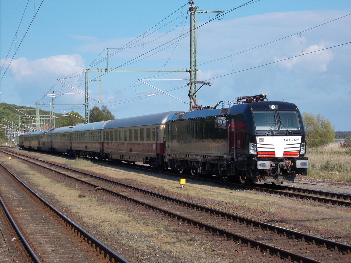 Die Vectron 193 605 mit dem TEE Leerpark aus Binz,am 14.Mai 2016,bei der Einfahrt in Lietzow.Ab Lietzow übernahm E10 1309 den Leerpark nach Mukran.Stunden später war die 193 wieder Zuglok und brachte den Leerpark von Mukran nach Stralsund.