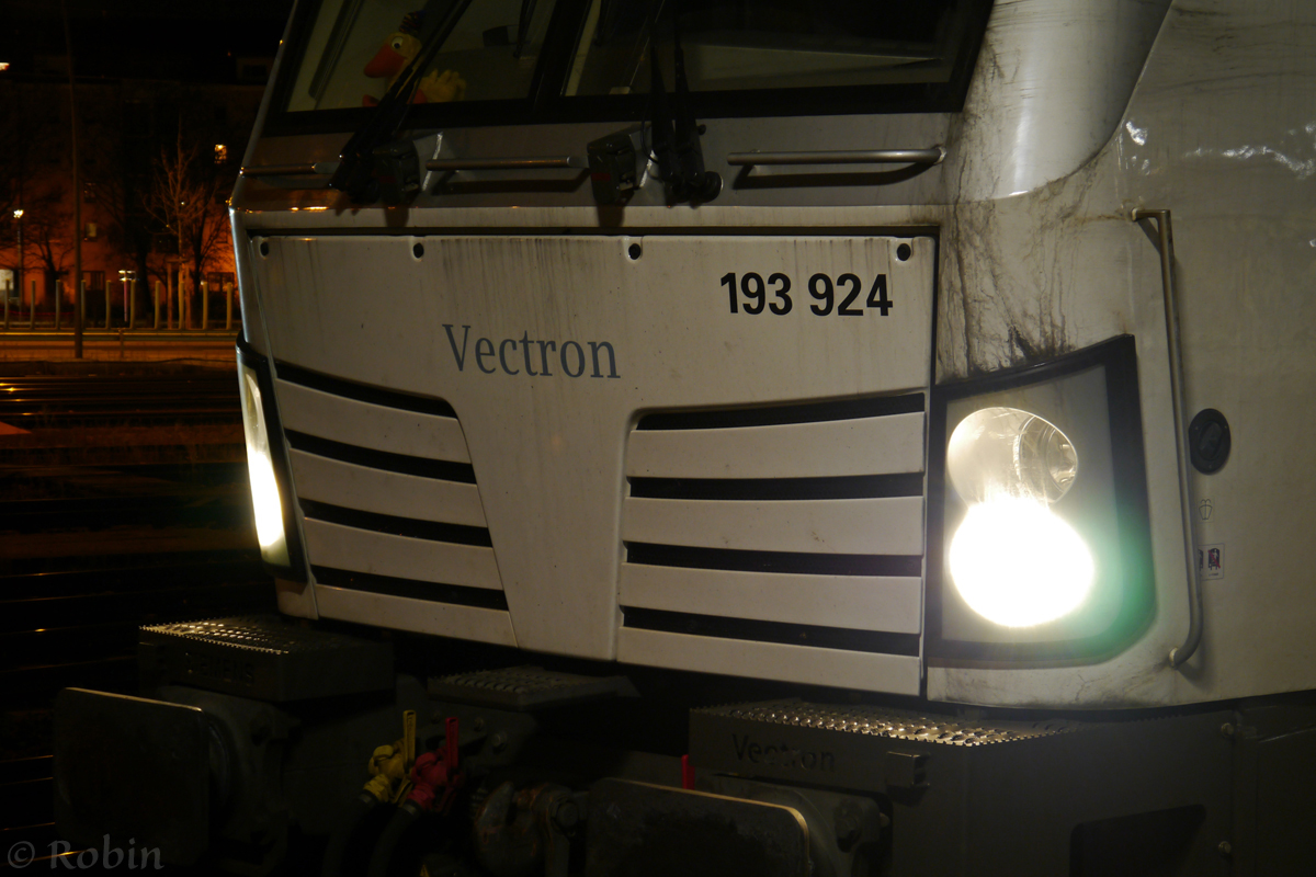 Die Vectron-Lok 193 924-8, gebaut 2011 von Siemens, durfte am 26.12.2013 auch mal einen Eishockey-Sonderzug von Mannheim nach Köln und zurück ziehen. Das Bild entstand bei der Ankunft abends in Mannheim. 
Natürlich haben die Adler gewonnen :D

--> Video: http://www.youtube.com/watch?v=D7I2TCCknZI