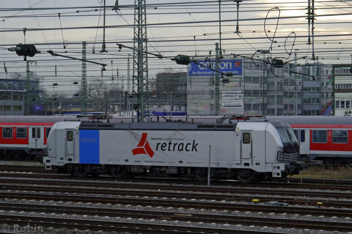 DIe Vectron-Lokomotive 193 801-8 wurde von Railpool an die Firma retrack verliehen und steht am 18.12.2013 im Gleisvorfeld des Mannheimer Hauptbahnhofs. 