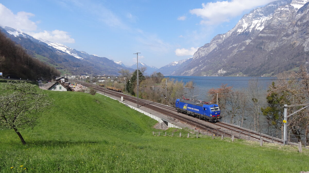 Die Vectron Re 475 901, eine der zwei neuen Vectrons der Widmer Rail Services unterwegs am Walensee als Lokzug nach Salez-Sennwald. Fotografiert am 14. April 2021 zwischen Unterterzen und Mols.