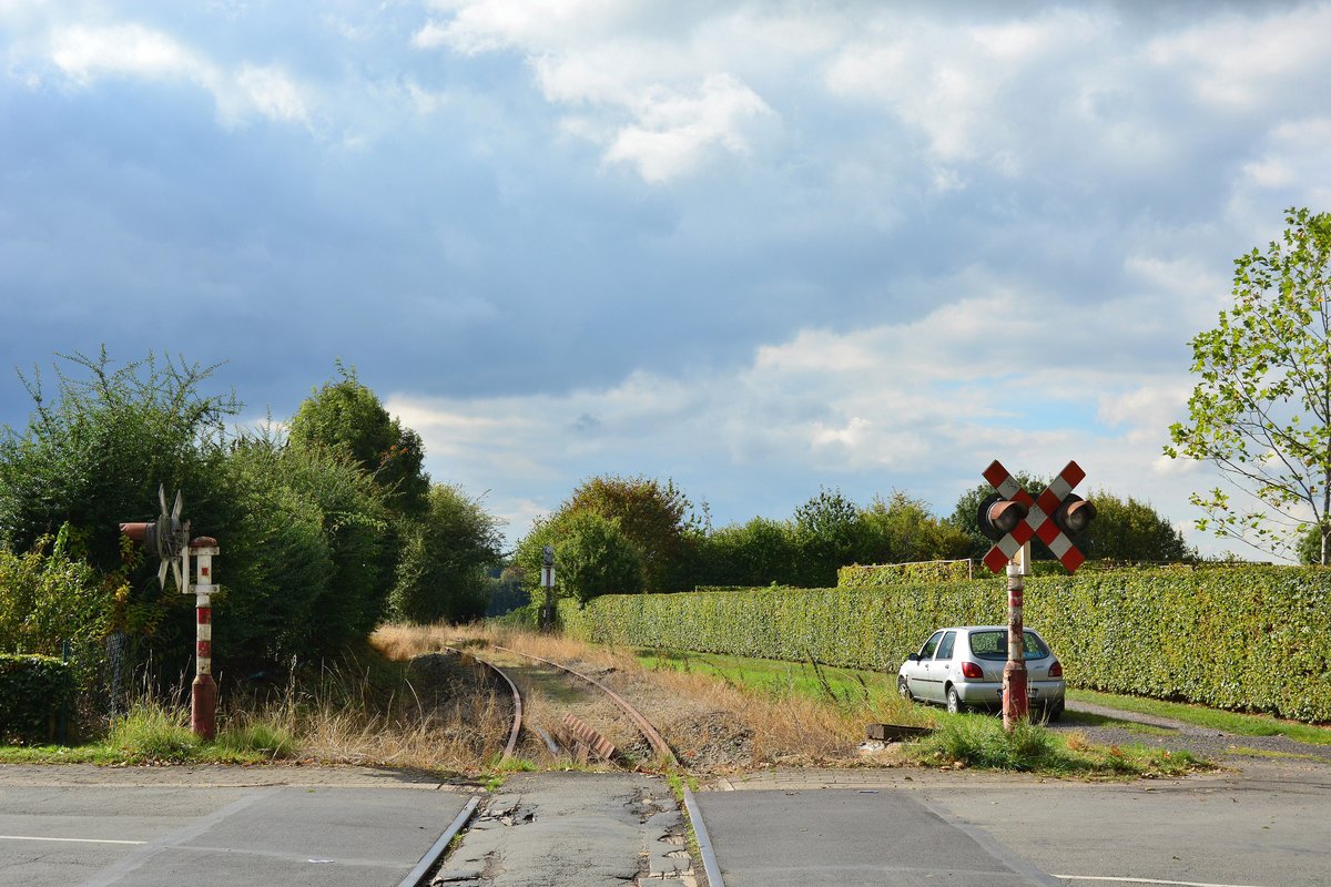 Die Vennbahn führt durch idyllische Landschaften und bietet etliche Fotostellen. Jedoch rollt hier nur noch sehr selten etwas. Blick in Richtung Eupen.

Raeren 08.10.2016
