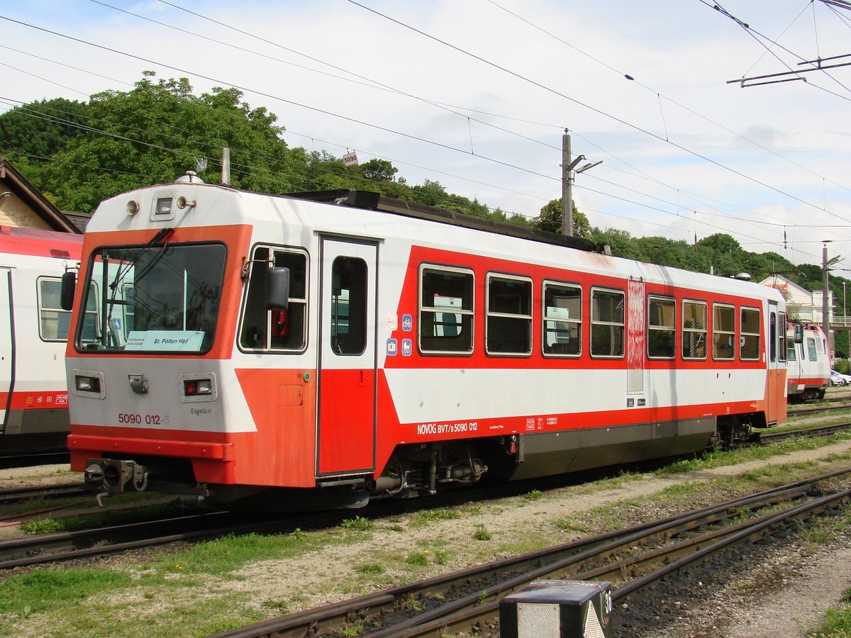 Die Verbrennungtriebwagen 5090 012, im Bf. Sankt Pölten Alpenbahnhof, 12-06-2012
