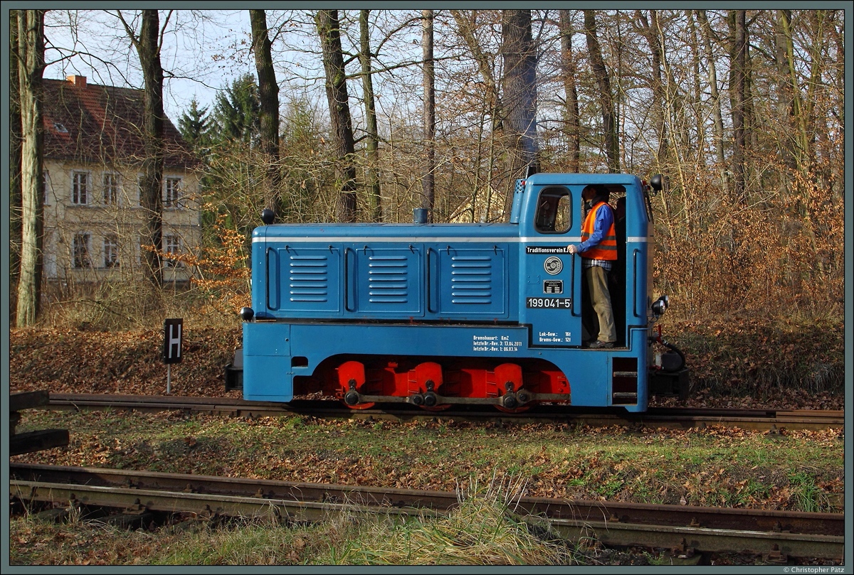 Die vereinseigene 199 041-5 rangiert am 17.01.2015 durch den Bahnhof Magdeburgerforth. Bis 2003 war die V10C als Werklok 6 beim Kaolinwerk Kemmlitz im Einsatz. Neben der Bespannung der Personenzüge kommt die Maschine auch vor den Bauzügen für die Streckenerweiterung Richtung Westen zum Einsatz.
