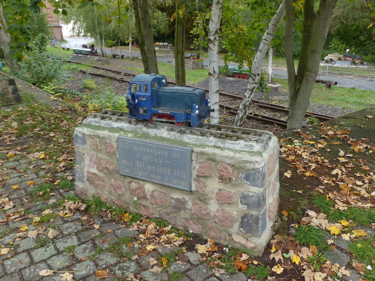 Die vereinseigene V22 der Freunde der Halle-Hettstedter Eisenbahn e.V., am 28.09.2019 als 1:10 Steinmodell am ehem. Bahnhof Gerbstedt.