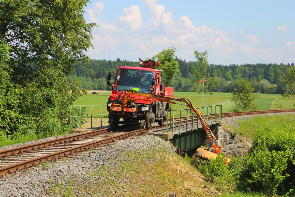 Die verkehre auf dem letzten Teilstück der  Sulmtalbahn  sind im letzten Jahr trastisch zurückgegangen. Nichts desto trotz wird die Anschlussbahn gepflegt. Hier zu sehen ein 2-Wege Unimog bei Gasselsdorf bei Mäharbeiten am Vormittag des 25.Mai 2014 
