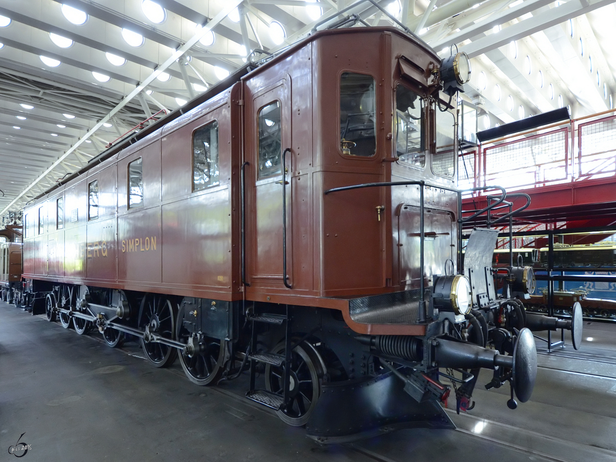 Die im Verkehrshaus der Schweiz ausgestellte Elektrolokomotive Be 5/7 151 der Bern-Lötschberg-Simplon-Bahn (Luzern, September 2011)