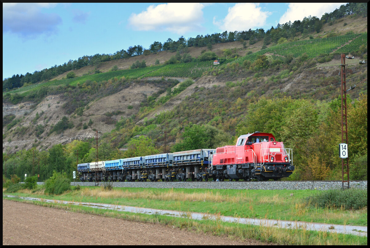 Die verkehrsrote Gravita der SGL, 261 313 (V170.12), mit sechs Seitenkippwagen am 01.09.2026 bei Th�ngersheim im Maintal.