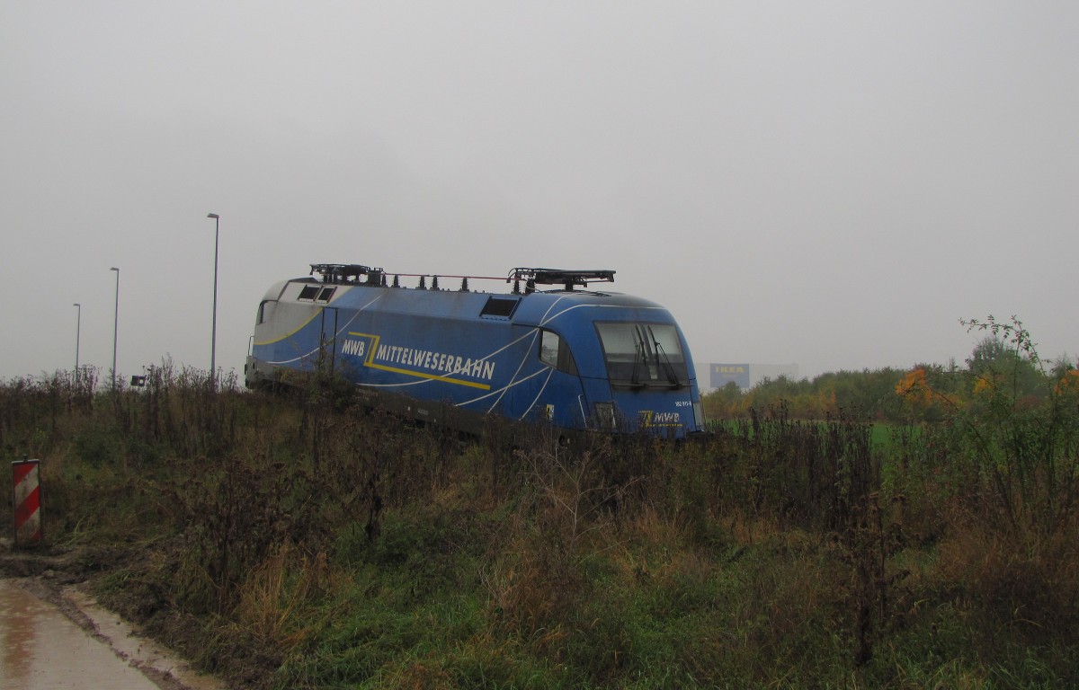 Die vermutlich bei Rangierarbeiten im Gterverkehrszentrum Erfurt-Vieselbach entgleiste MWB 1116 911-7 (91 80 6182 911-8 D-MWB) am 11.10.2013. Sie wurde ber den Prellbock vom Auszuggleis geschoben und ist eine kleine Bschung herunter getrzt.