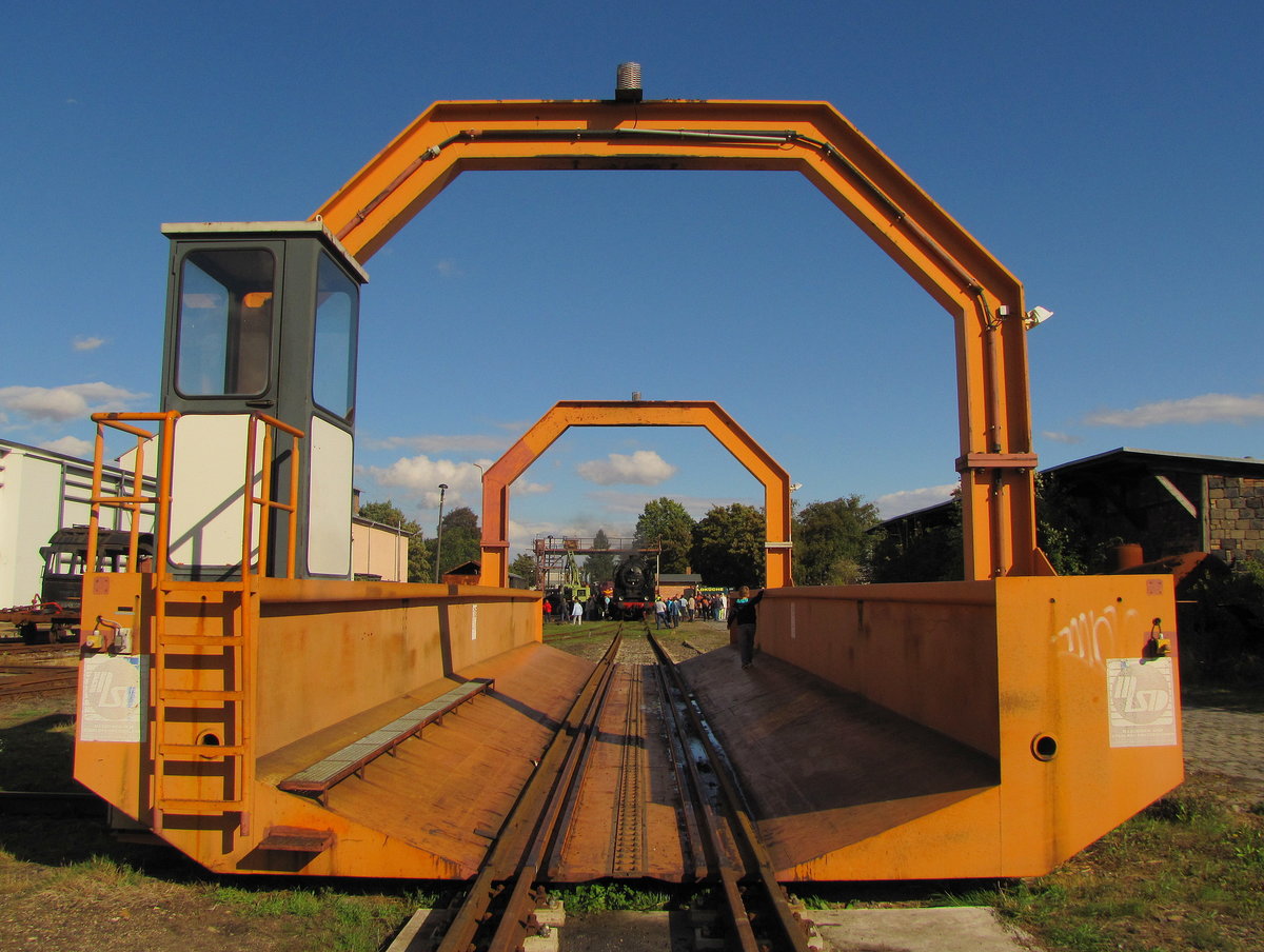 Die Verschiebebühne bei der MaLoWa in Benndorf am 02.10.2016. Im Hintergrund ist die 41 1144 der IGE Werrabahn-Eisenach erkennbar.