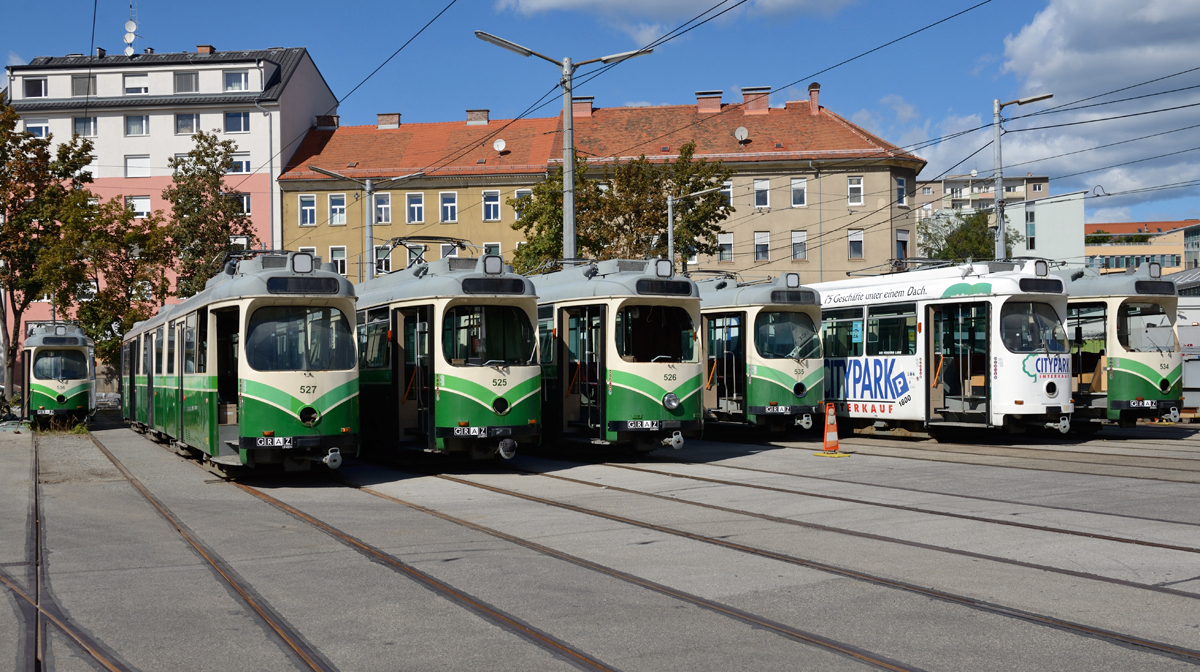 Die Verschrottung der ex-Duisburger Achtachser, welche 1971 für die Duisburger Straßenbahn bei DÜWAG beschafft wurden und 1989 nach Graz kamen ist im vollen Gange.
Remise Steyrergasse 26.09.2018 (vom Zaun aus gemacht)
