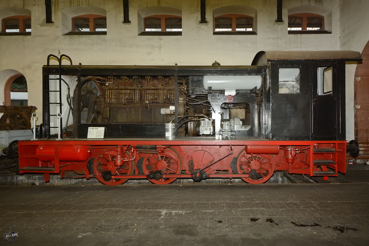 Die Verschubdiesellokomotive V36 116 steht mit entfernter Motorraumverkleidung im Eisenbahnmuseum Neustadt an der Weinstraße. (Dezember 2014)