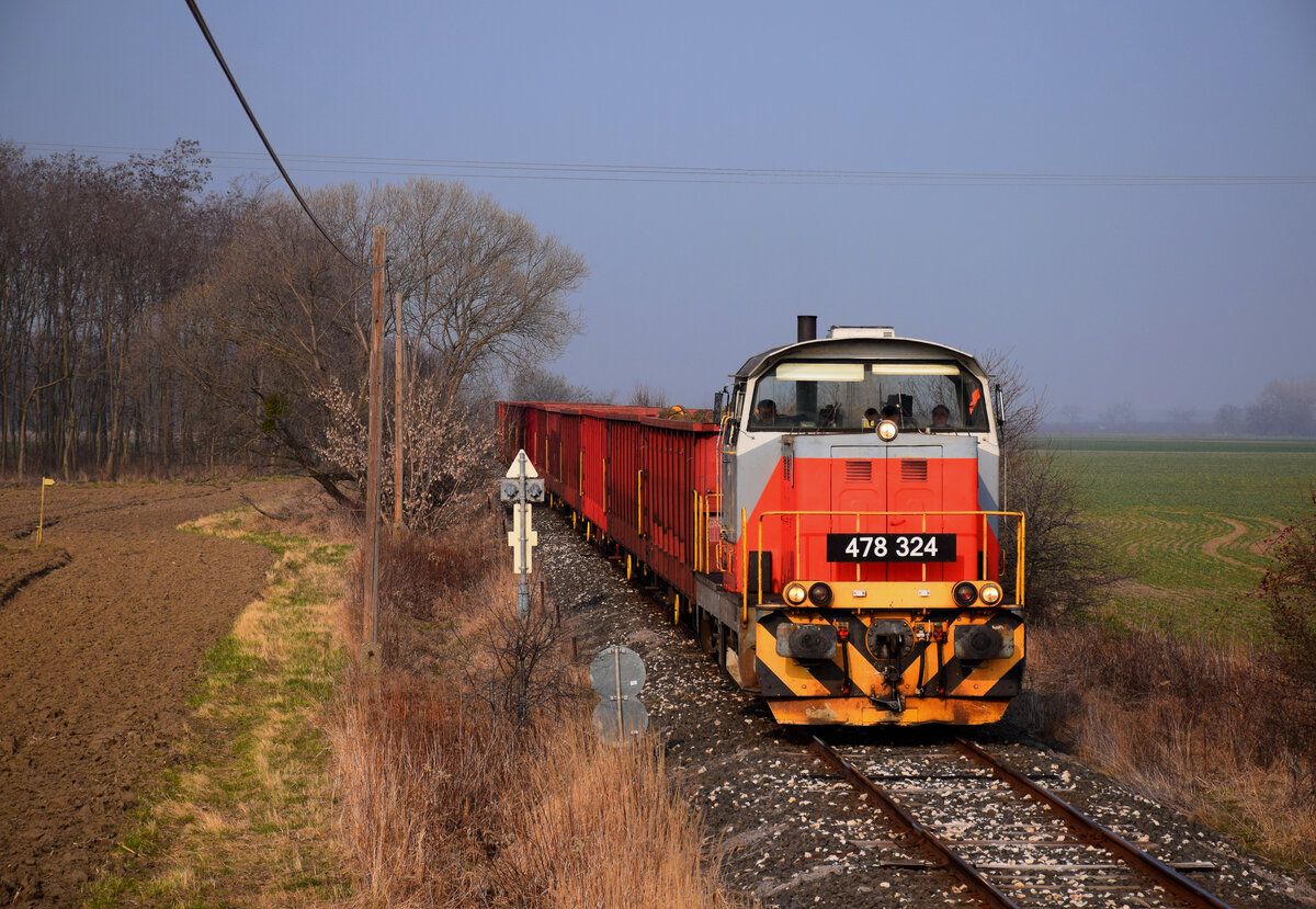 Die Verschubgüterzug nach Franciavágás kurz vor Bf. Ugod. Diese Strecke wird am 31.03.2022. gesperrt. Das Sägewerk wird von 01. April aus der anderen Richtung bedient.
Ugod, 04.03.2022.