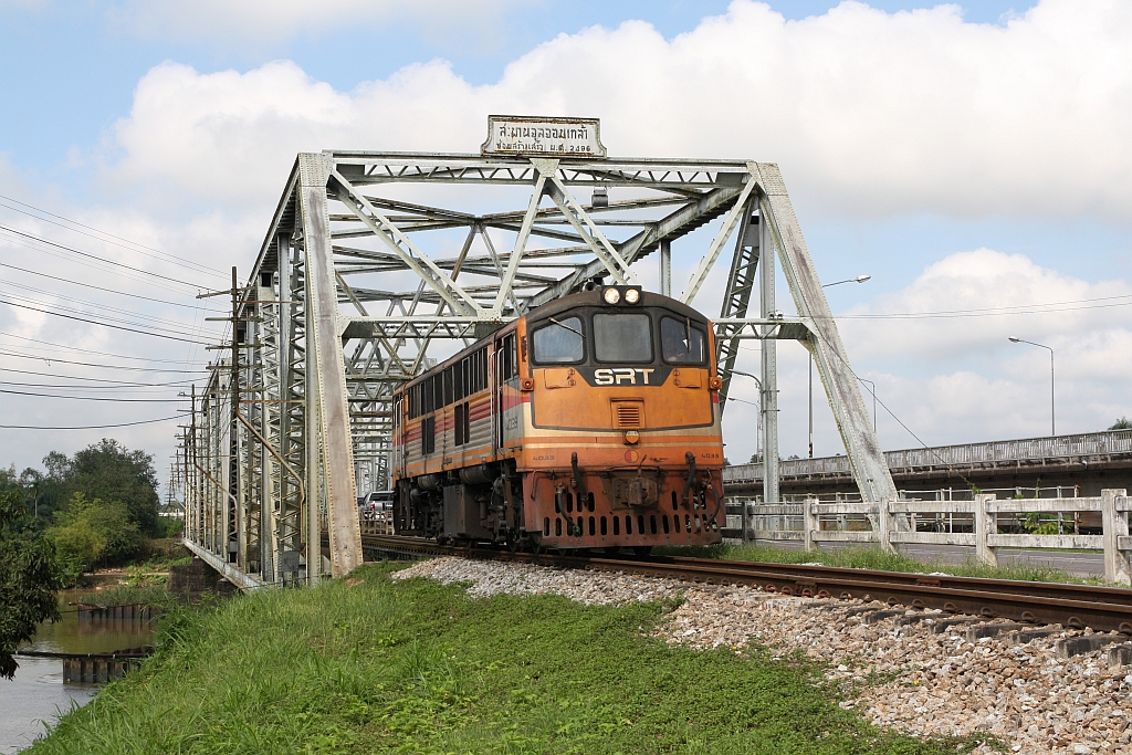 Die Verschubreserve der Surat Thani Station GEK 4033 (Co'Co', de, General Electric, Bj.1963, Fab.Nr. 34882) am 07.Dezember 2023 als Lokzug von Ban Thung Pho Junction nach Surat Thani auf der Chulachomklao Bridge über den Tapi River in Surat Thani.