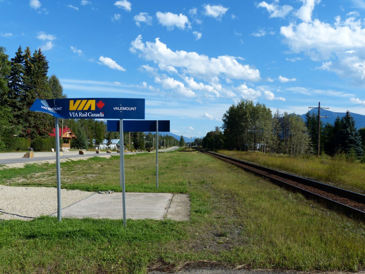 Die Via Rail Station Valemount besteht eigentlich nur aus einem Schild. Aufgenommen am 03.09.2013.