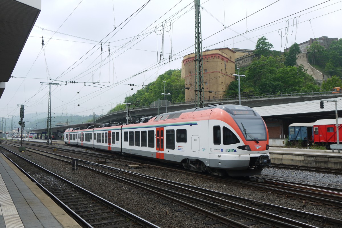 Die VIAS-Züge müssen, aus Neuwied kommend, die Gleise 5 bis 7 des Koblenzer Hbf queren, um ihren Haltebahnsteig an Gleis 8 zu erreichen. Bild vom 30.4.14 mit ET 402 (94 80 0 428 136-6 D-VIAS).