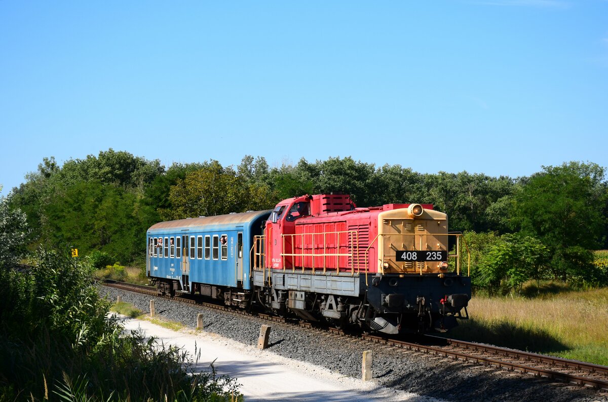 Die Vielfalt begeistert mich. In diesem Sommer haben mehrere Lokomotiven an der Spitze der Personenzüge der Linie 5 gewendet. Letzten Samstag war der alte Bucklige 408 235. Die Aufnahme wurde kurz vor der Haltestelle Szőny-Déli aufgenommen (Zug Nr. 34912).
12.08.2023.