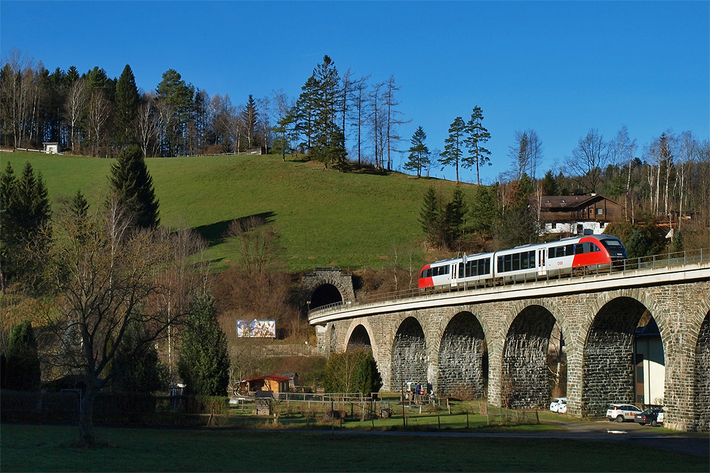 Die vier Brücken kurz hinter dem Bahnhof Aspang bieten immer neuen Motiven, obwohl wir dank der Einsatz der Desiro Zügen und dem von StLB geführten Nahgüterzuges ziemlich oft im Gegend unterwegs sind. Am 19.12.2014 war 5022.044 mit dem REX 2714 auf dem Murtalbachviadukt nach Wiener Neustadt unterwegs. 