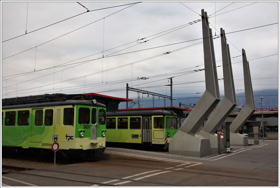 Die vier Kopfgeleise in Aigle, je zwei für Züge von und nach Champéry und Les Diablerets, erhielten am Perronende diese futuristischen Fahrleitungsmasten. (28.11.2016)