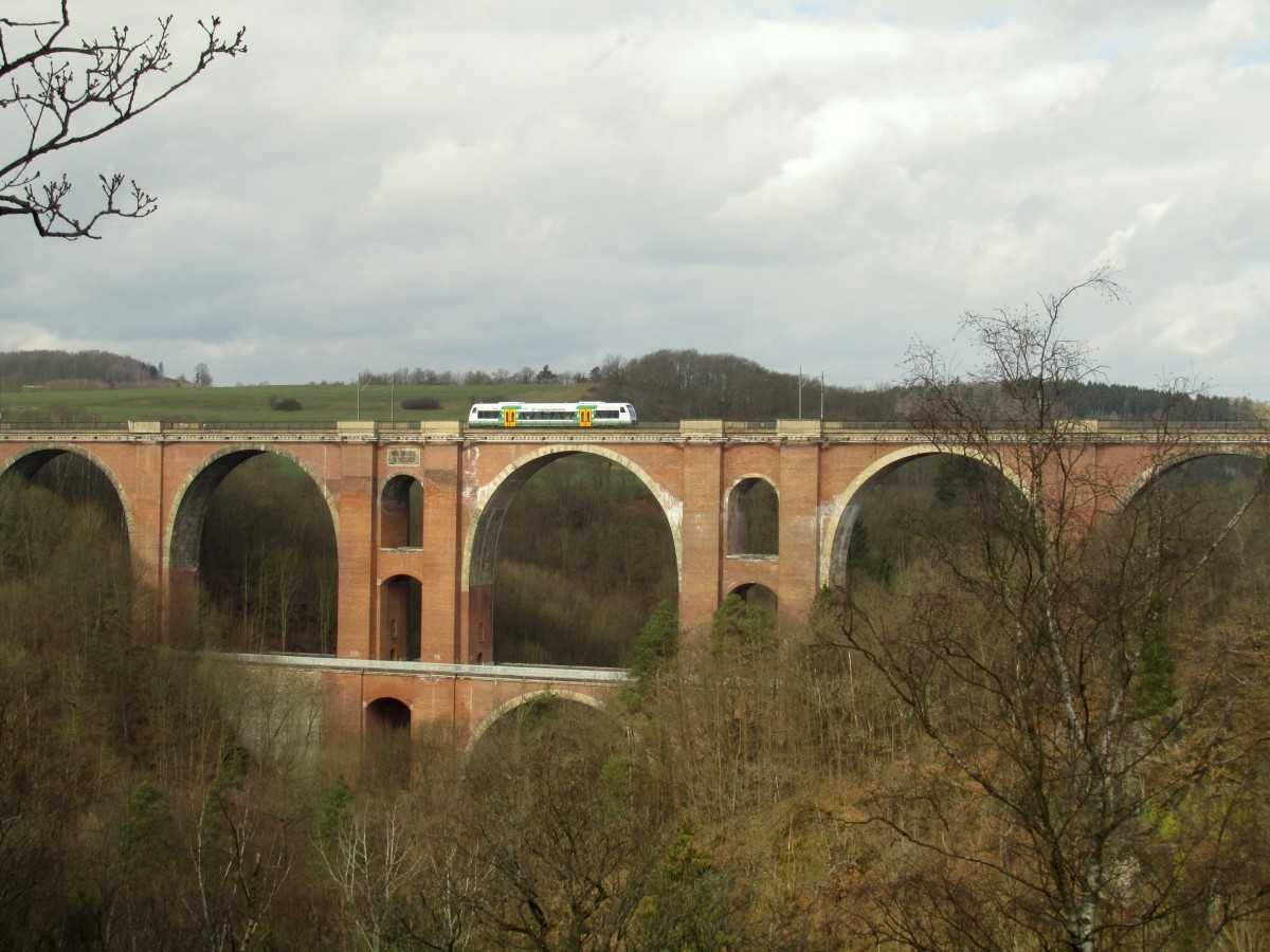 Die Vogtlandbahn auf der Elstertalbrücke bei Jocketa/Pöhl gesehen am 28.03.2015.