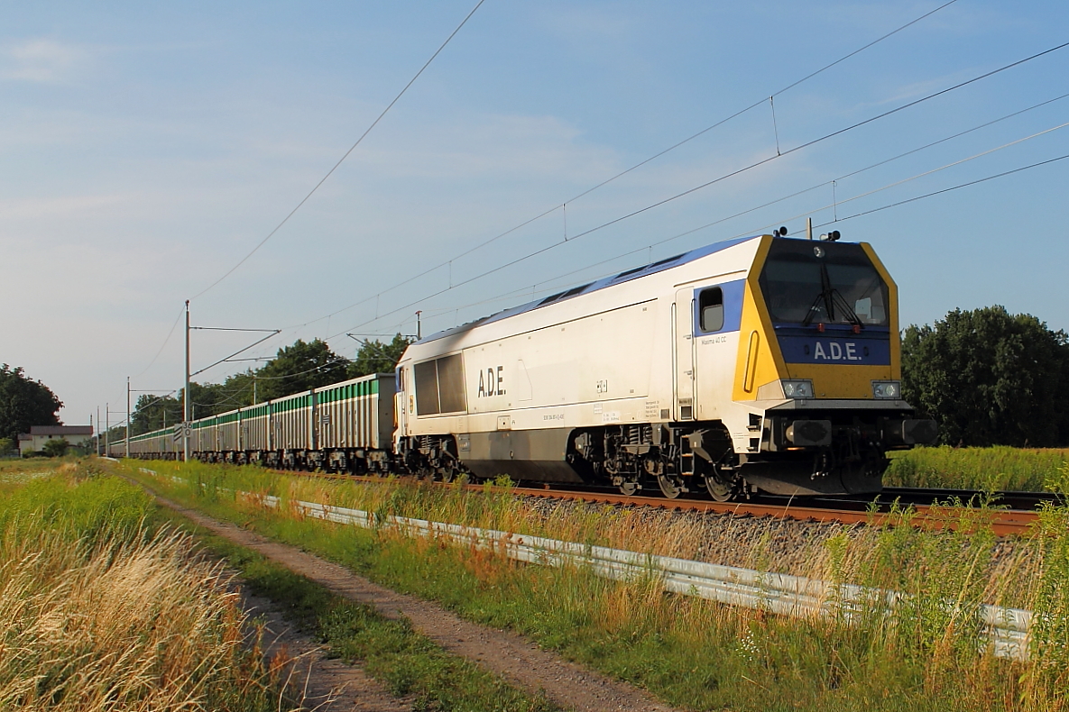 Die Voith Maxima 40 CC der A.D.E (92 80 1264 007-6 D-ADE) mit firmeneigenem Fuhrpark am 20.07.2018 in Nassenheide.