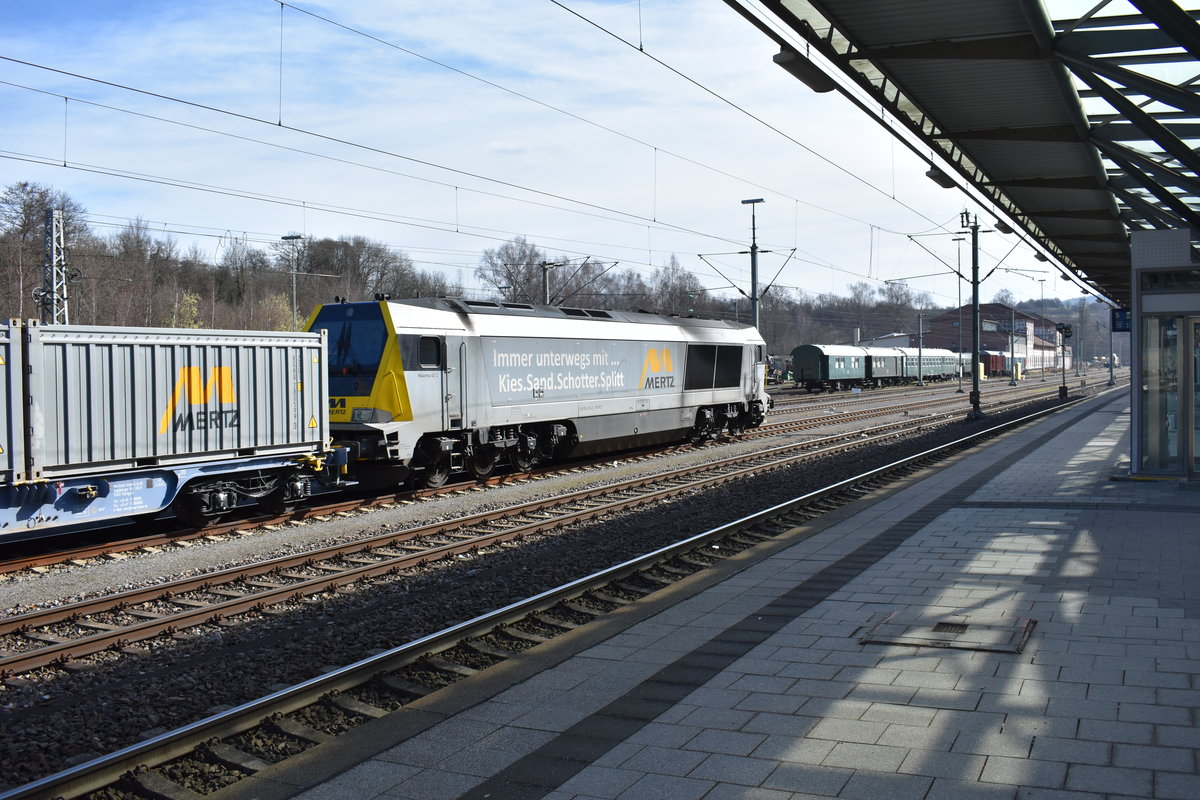 Die Voith Maxima 40CC der Mertz Kies und Sandwerke fährt am 4.4.2018 mit einem Aushub-Zug aus Stuttgart in den Rottweiler Bahnhof ein. 