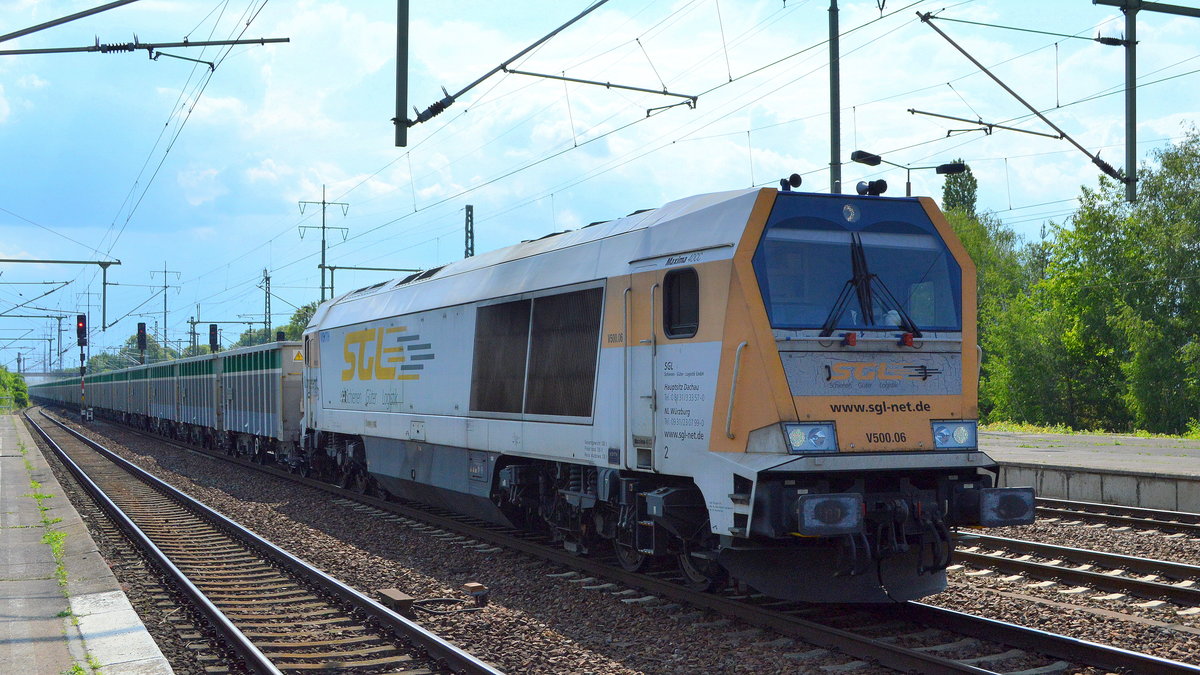 Die Voith Maxima 40CC von SGL -Schienen-Güter-Logistik GmbH  V500.06  (NVR:  92 80 1264 006-8 D-SGL ) mit Ganzzug offener Drehgestell-Güterwagen von A.D.E. am 18.06.20 Durchfahrt Bf. Flughafen Berlin Schönefeld.
